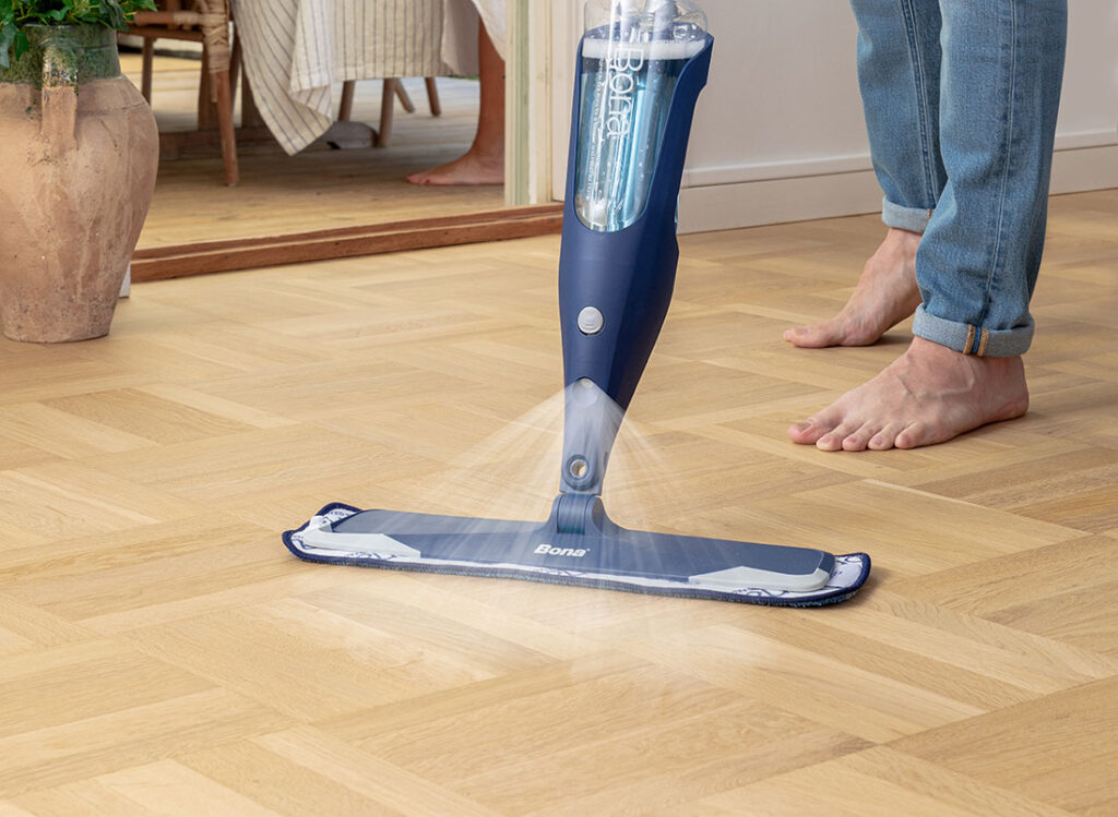 Een echte houten vloer is eenvoudig te onderhouden met bijv mop of spray mop